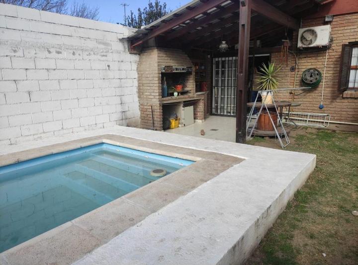 Casa · 143m² · 10 Ambientes · 2 Cocheras