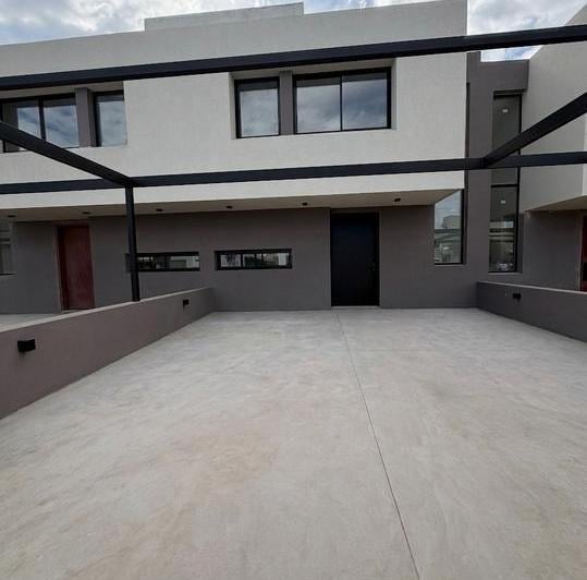 Casa · 138m² · 5 Ambientes · 2 Cocheras