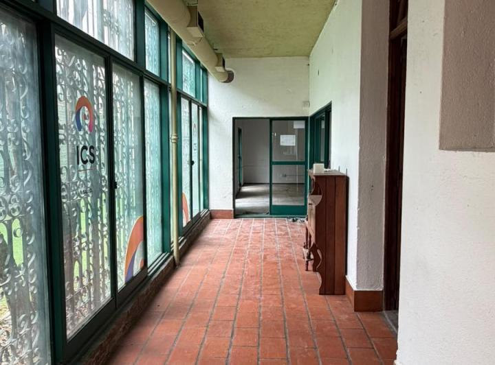 Oficina comercial · 327m² · 5 Ambientes · 1 Cochera