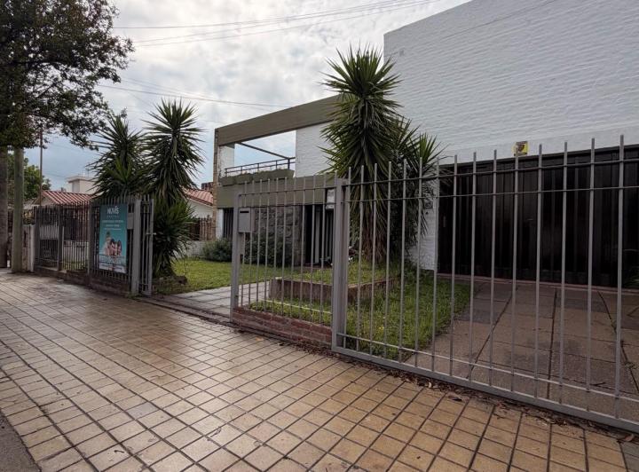 Casa · 6 Ambientes · 1 Cochera