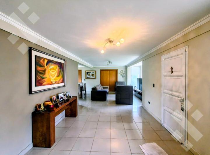 Casa · 260m² · 5 Ambientes · 6 Cocheras