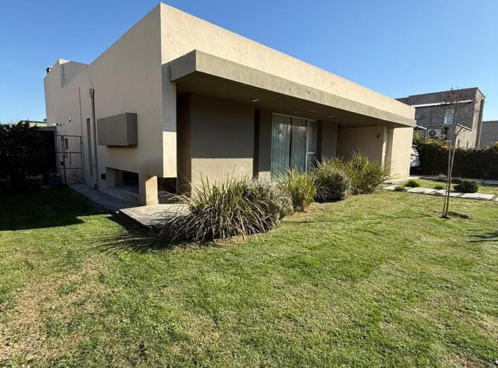 Casa · 178m² · 10 Ambientes · 2 Cocheras
