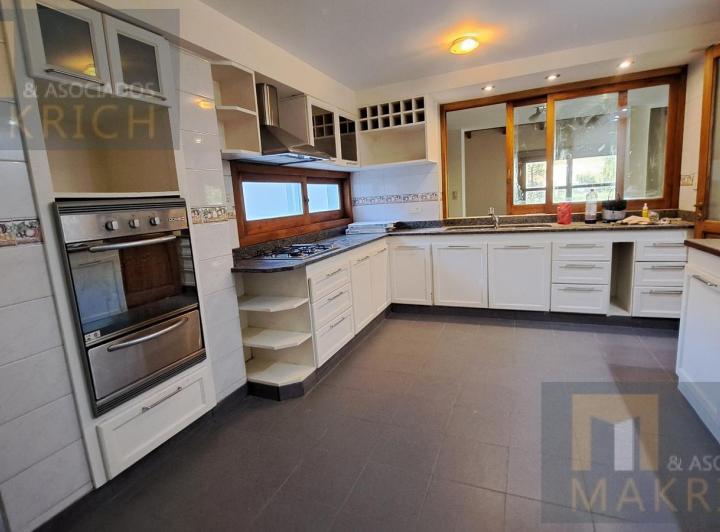 Casa · 350m² · 7 Ambientes · 2 Cocheras