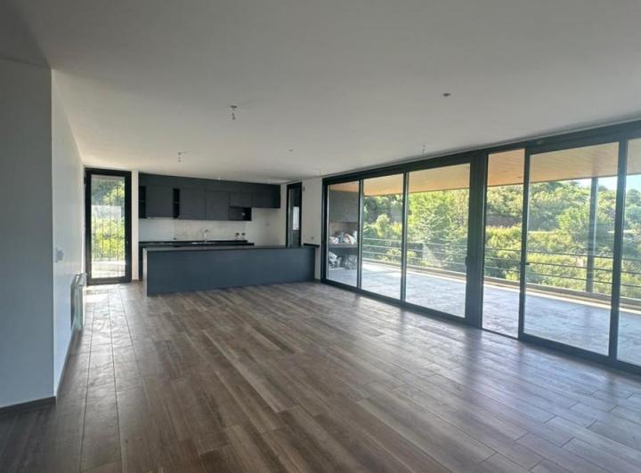 Casa · 240m² · 6 Ambientes · 2 Cocheras