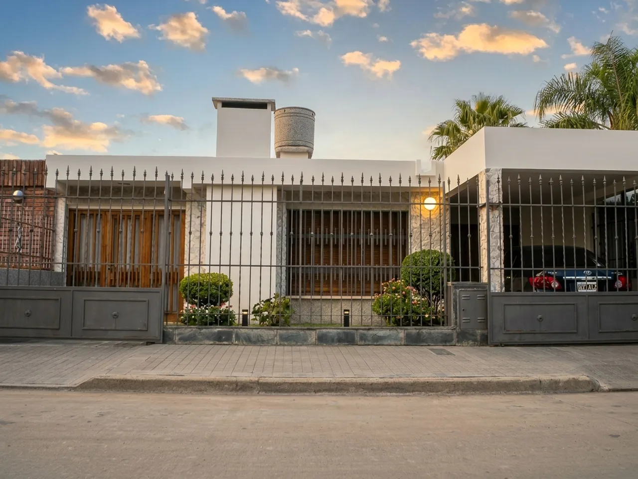 Se VENDE casa de tres dormitorios "APTA CREDITO"