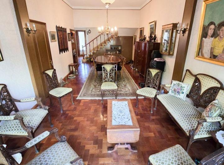 Casa · 301m² · 5 Ambientes · 1 Cochera
