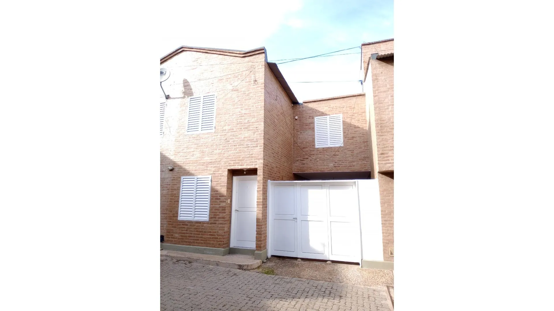 SE VENDE DUPLEX 3 DORM., COCHERA DOBLE Y/O PATIO, EN HOUSING