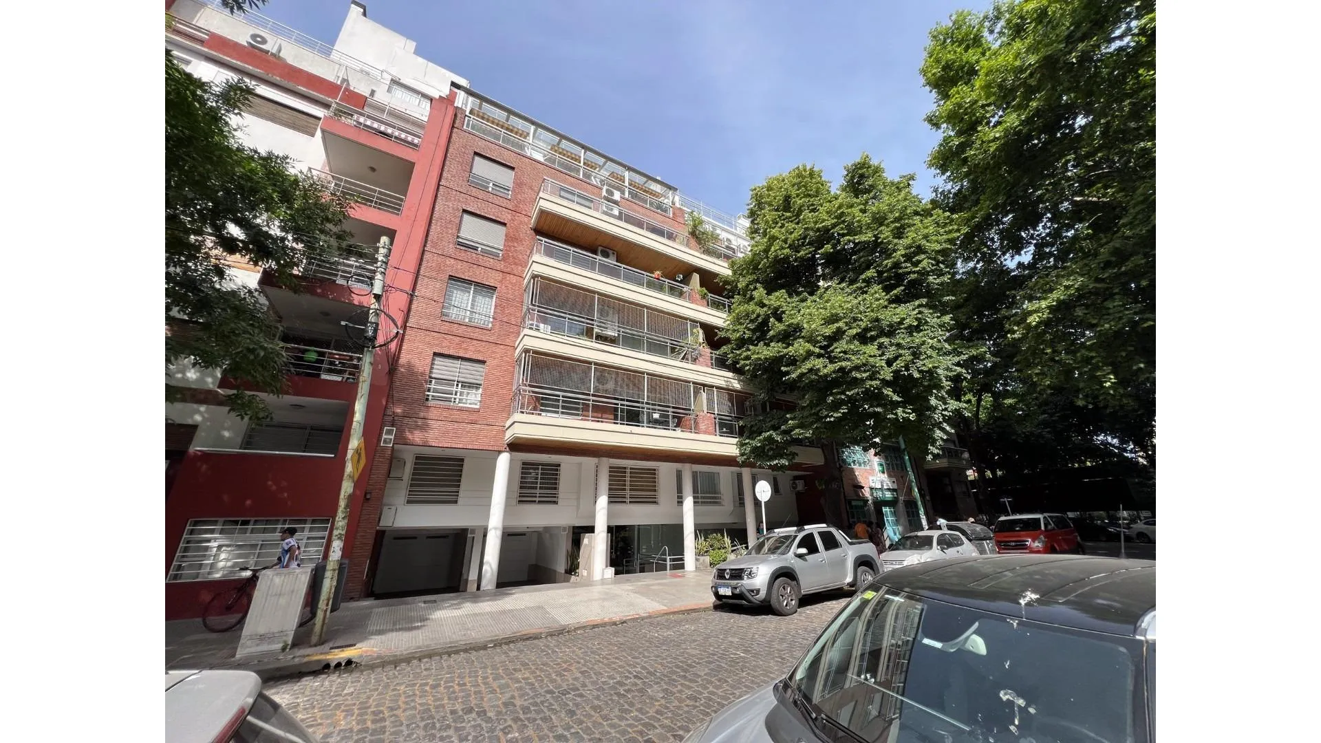 DEPARTAMENTO 3 AMB AL FRENTE EN 1º PISO COCH Y BAULERA