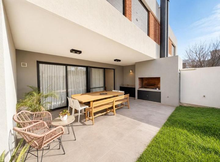 Casa · 170m² · 4 Ambientes · 2 Cocheras