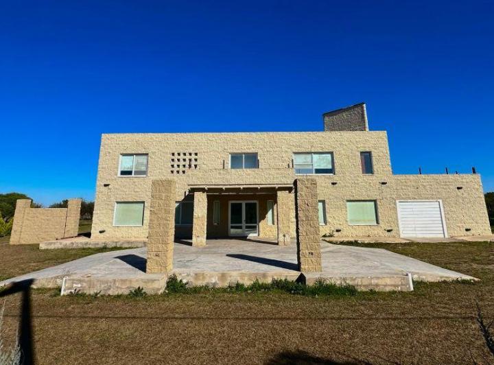 Casa · 240m² · 6 Ambientes · 2 Cocheras