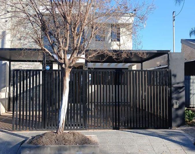 Casa · 180m² · 12 Ambientes · 2 Cocheras