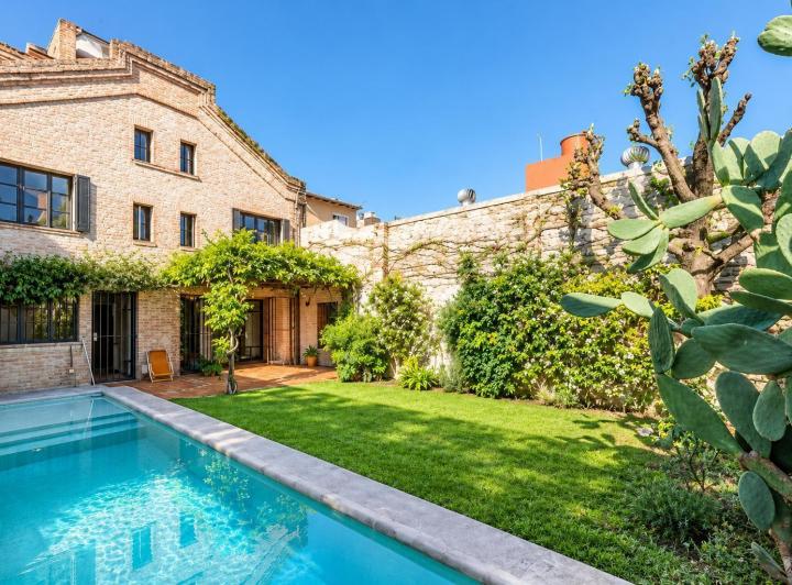 Casa · 300m² · 6 Ambientes · 1 Cochera