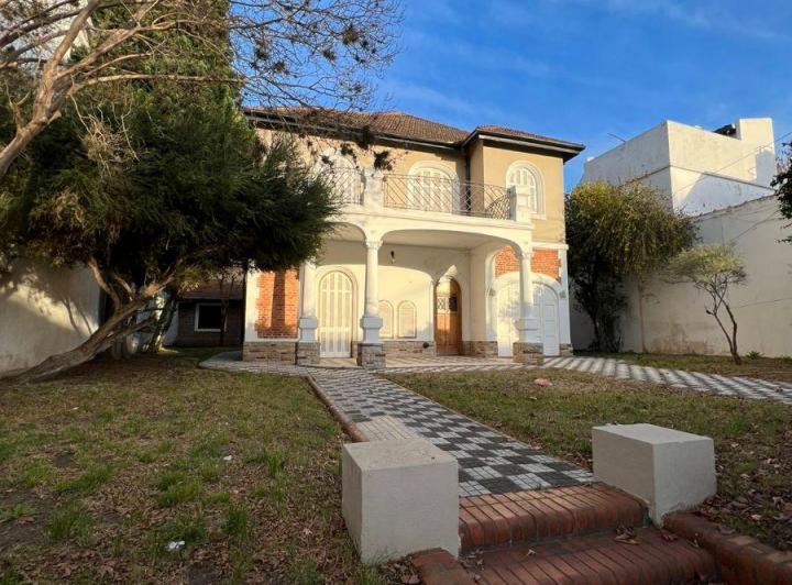 Casa · 240m² · 7 Ambientes · 1 Cochera