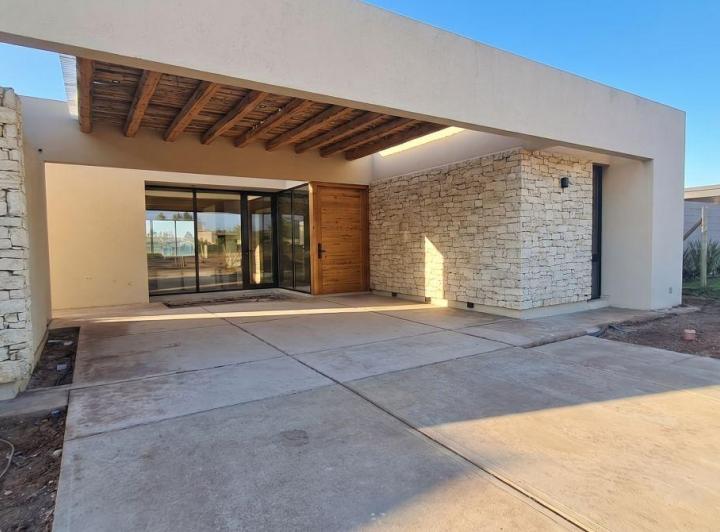 Casa · 220m² · 5 Ambientes · 2 Cocheras