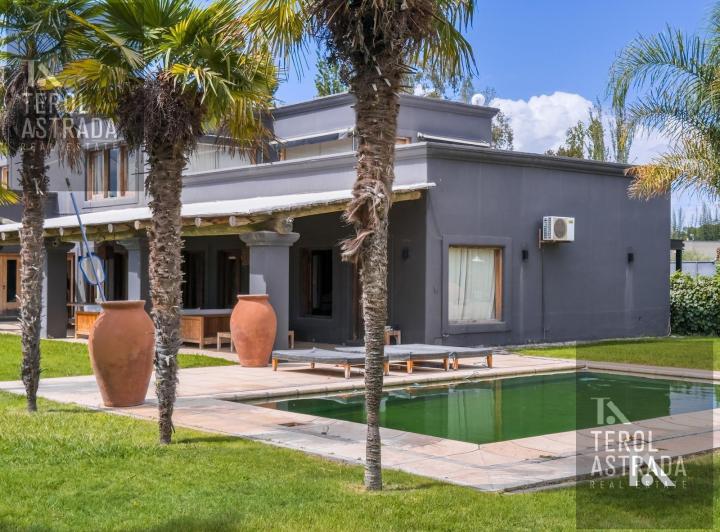 Casa · 628m² · 6 Ambientes · 6 Cocheras