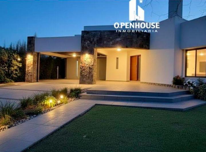 Casa · 500m² · 1 Ambiente · 4 Cocheras