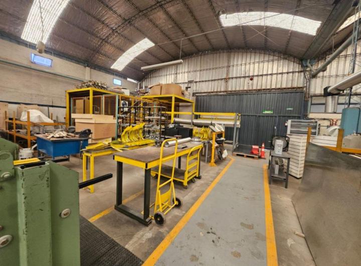 Fondo de comercio · 1348m² · 14 Ambientes · 6 Cocheras