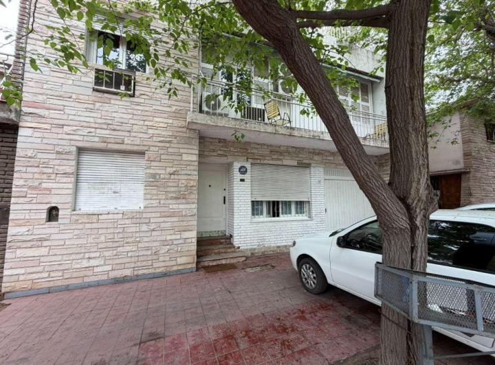 Casa · 257m² · 11 Ambientes · 1 Cochera