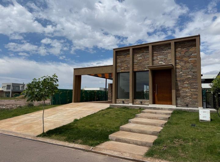 Casa · 207m² · 4 Ambientes · 2 Cocheras