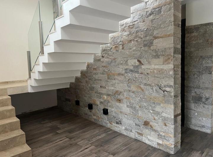 Casa · 220m² · 5 Ambientes · 2 Cocheras