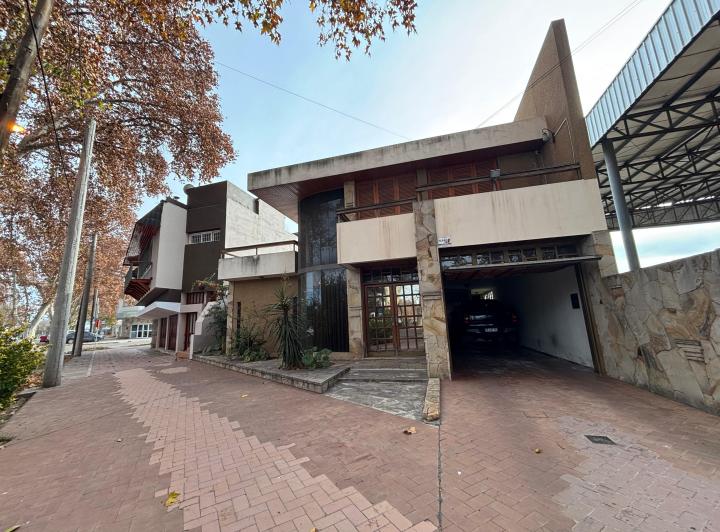 Casa · 260m² · 7 Ambientes · 1 Cochera