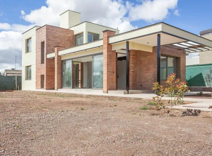 Casa · 222m² · 7 Ambientes · 2 Cocheras