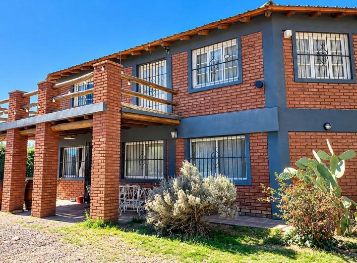 Casa · 320m² · 6 Ambientes · 2 Cocheras