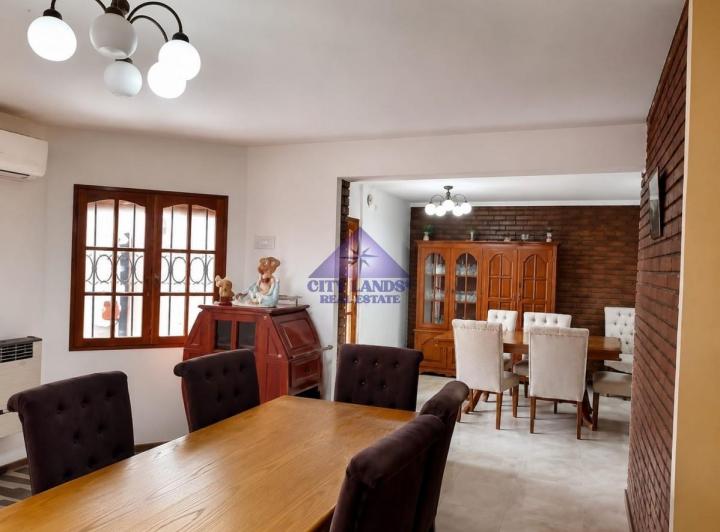 Casa · 275m² · 5 Ambientes · 2 Cocheras