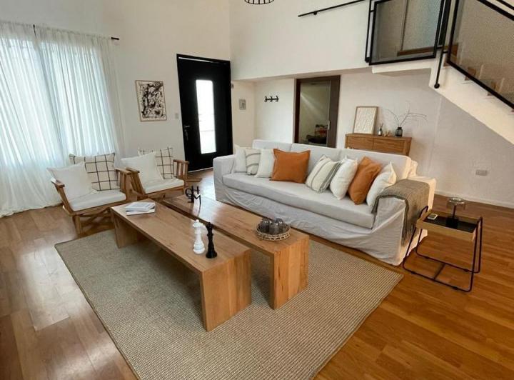 Casa · 220m² · 9 Ambientes · 3 Cocheras
