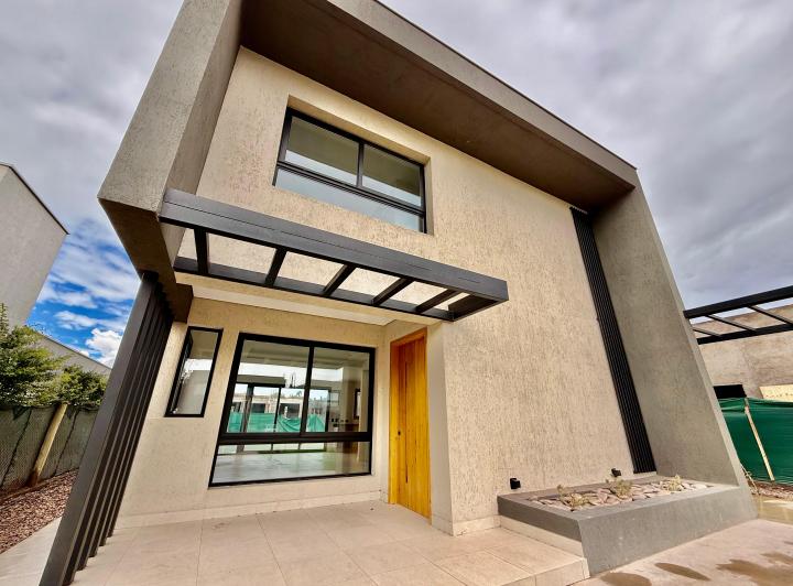Casa · 275m² · 4 Ambientes · 2 Cocheras