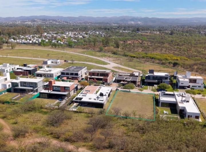 Terreno · 830m²