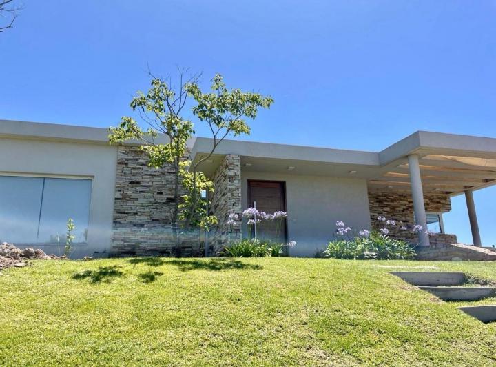 Casa · 210m² · 4 Ambientes · 2 Cocheras