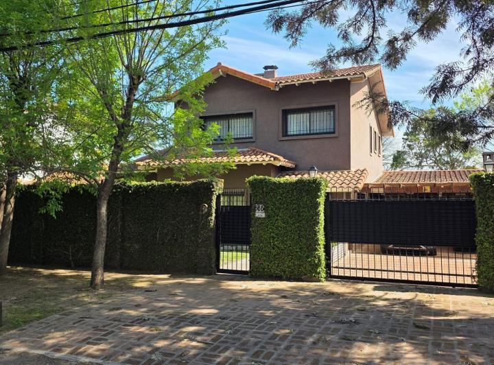 Casa · 230m² · 7 Ambientes · 4 Cocheras