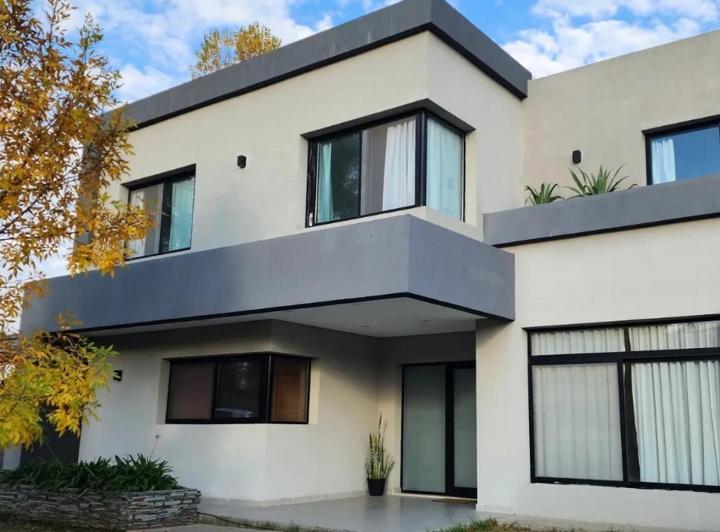 Casa · 250m² · 4 Ambientes · 1 Cochera