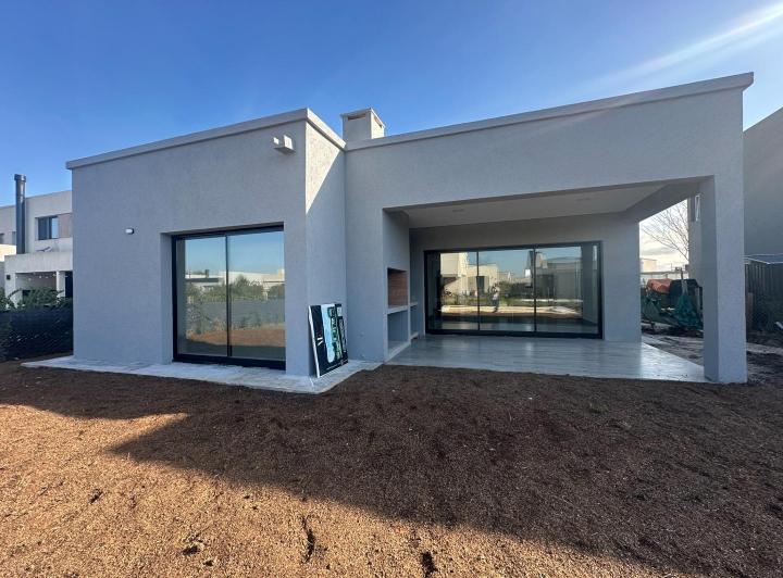 Casa · 130m² · 4 Ambientes · 2 Cocheras