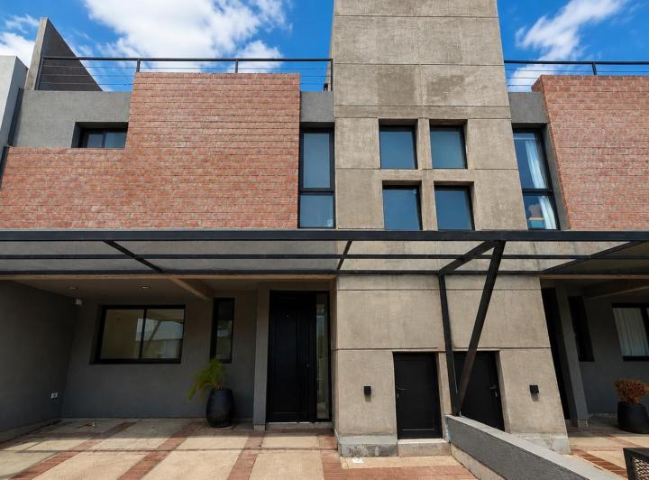 Casa · 150m² · 5 Ambientes · 2 Cocheras