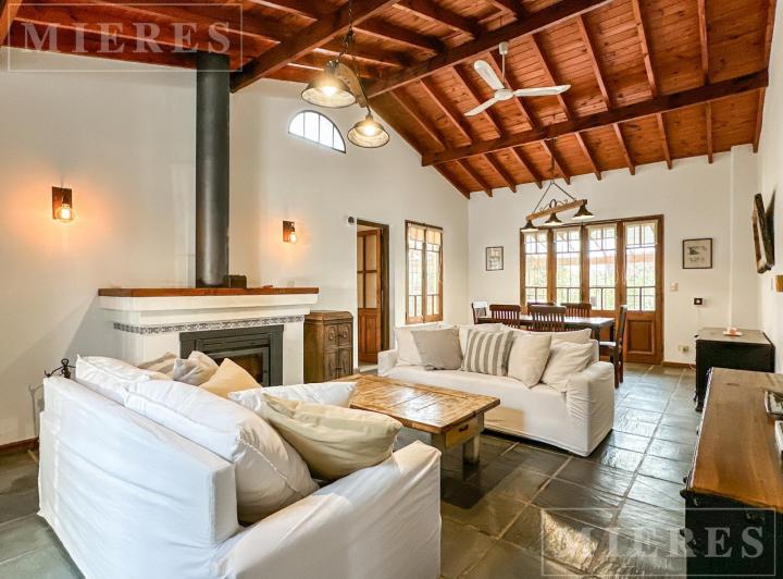 Casa · 239m² · 6 Ambientes · 5 Cocheras