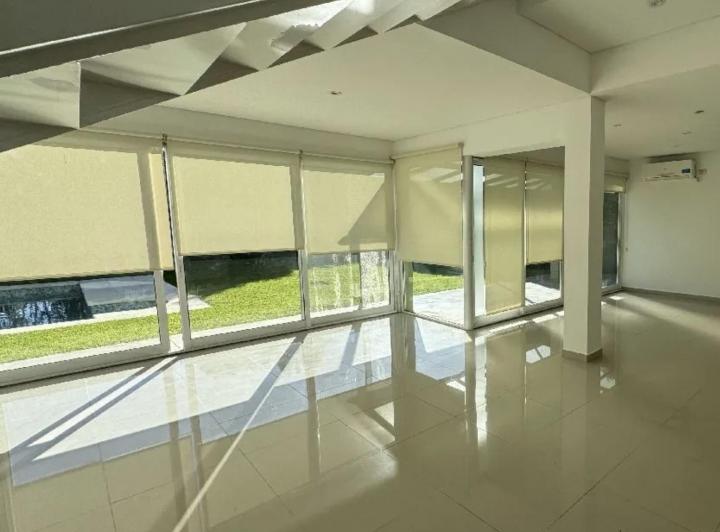 Casa · 185m² · 5 Ambientes · 2 Cocheras