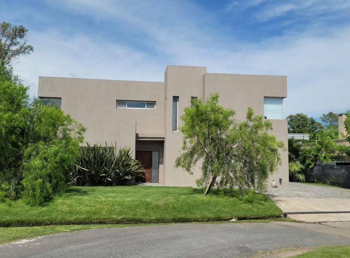 Casa · 178m² · 5 Ambientes · 2 Cocheras