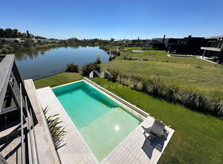 Casa · 336m² · 8 Ambientes · 1 Cochera
