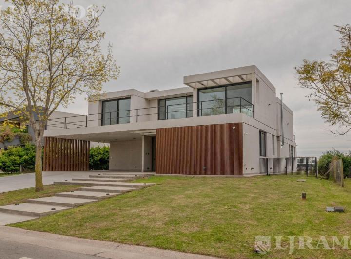 Casa · 460m² · 6 Ambientes · 4 Cocheras