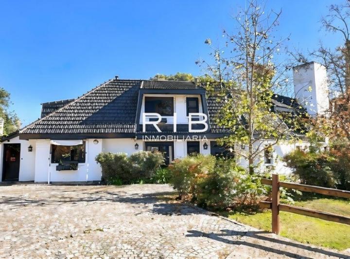 Casa · 387m² · 5 Ambientes · 4 Cocheras