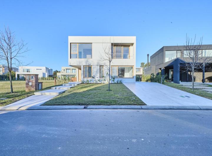 Casa · 255m² · 5 Ambientes · 2 Cocheras