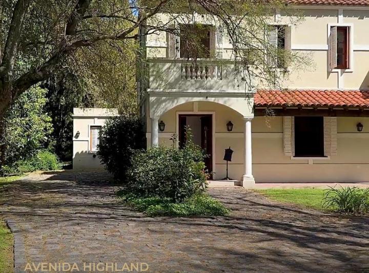 Casa · 232m² · 5 Ambientes · 10 Cocheras