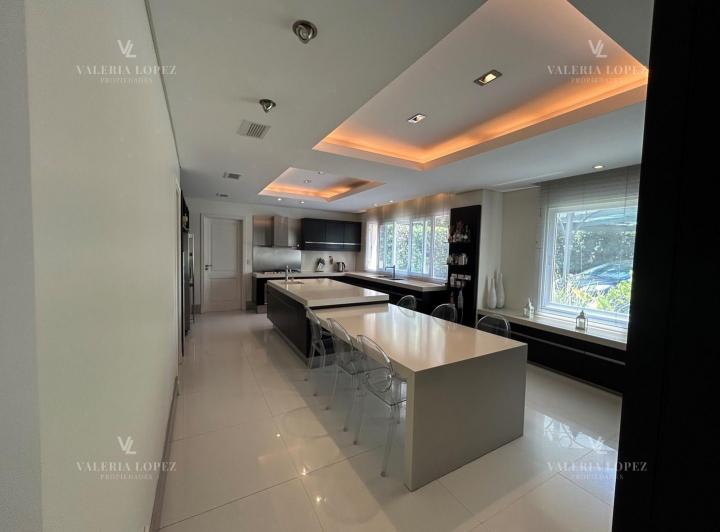 Casa · 620m² · 8 Ambientes · 2 Cocheras