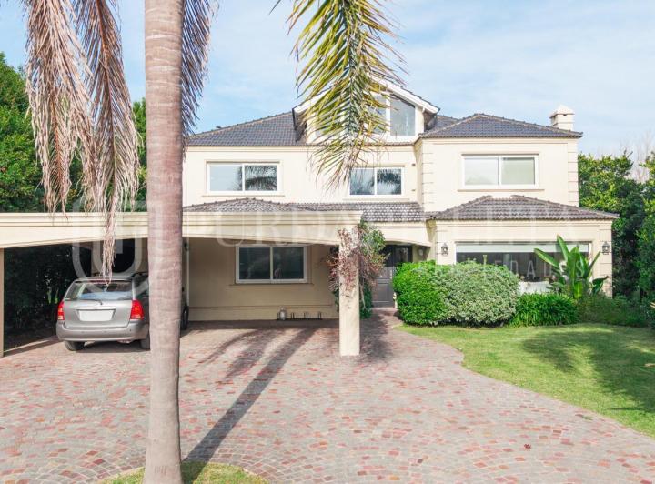 Casa · 425m² · 5 Ambientes · 1 Cochera