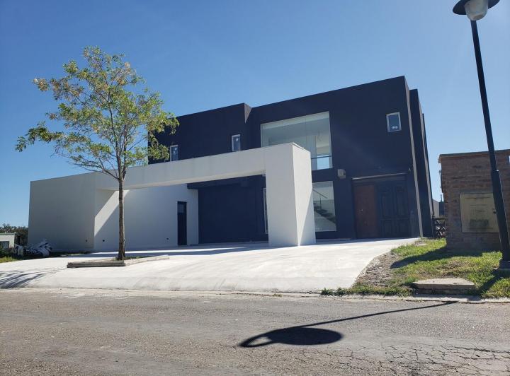 Casa · 200m² · 5 Ambientes · 3 Cocheras