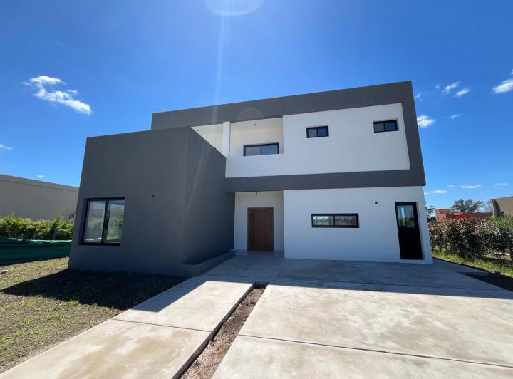 Casa · 207m² · 5 Ambientes · 4 Cocheras