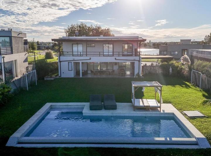 Casa · 160m² · 5 Ambientes · 2 Cocheras