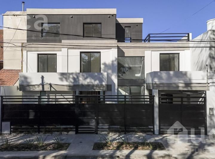 Casa · 328m² · 8 Ambientes · 1 Cochera